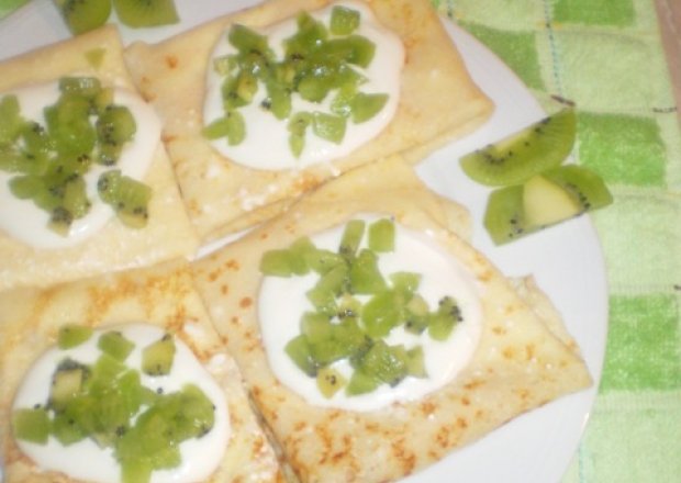 Fotografia przedstawiająca Naleśniki z serem i kiwi