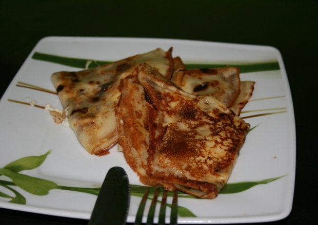 Fotografia przedstawiająca Naleśniki z serem i powidłami truskawkowymi