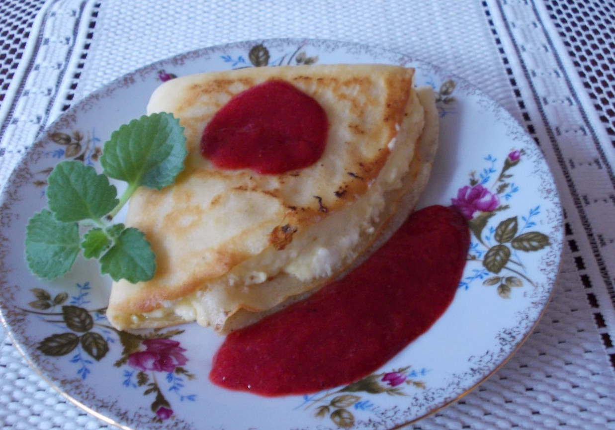 Naleśniki z serem i sosem truskawkowym. foto