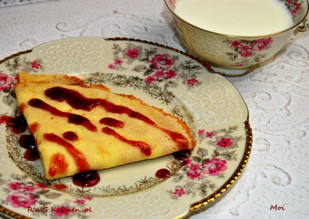 Fotografia przedstawiająca Naleśniki z serem i sosem truskawkowym