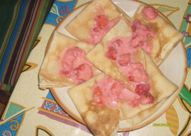 Fotografia przedstawiająca Naleśniki z serem i sosem truskawkowym