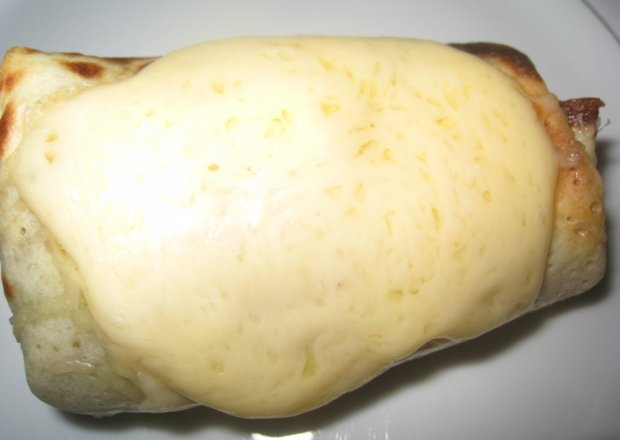 Fotografia przedstawiająca naleśniki z serem i szpinakiem