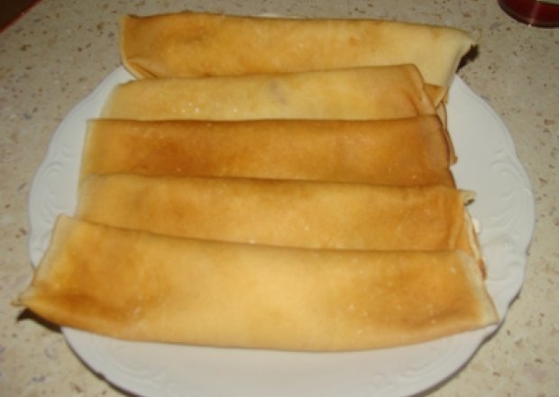 Fotografia przedstawiająca naleśniki z serem i wiórkami