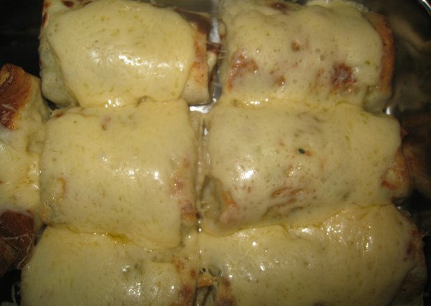 Fotografia przedstawiająca naleśniki z serem, szynką i szpinakiem