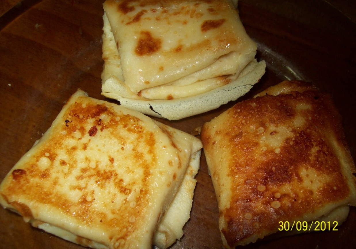 Naleśniki z serem twarogowym. foto
