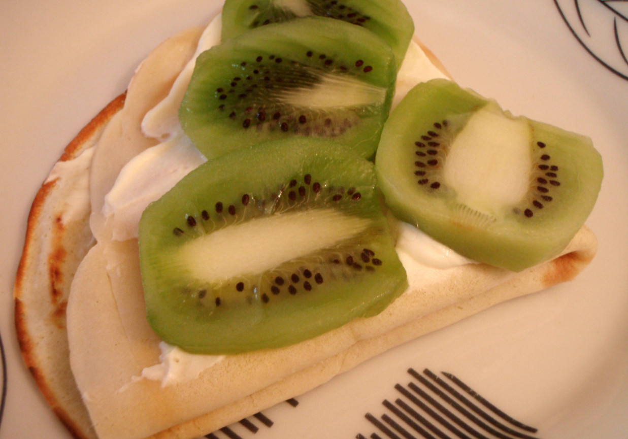 Naleśniki z serkiem homogenizowanym i kiwi foto