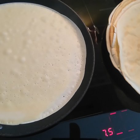 Krok 2 - Naleśniki z serkiem jogurtowym i truskawkami foto