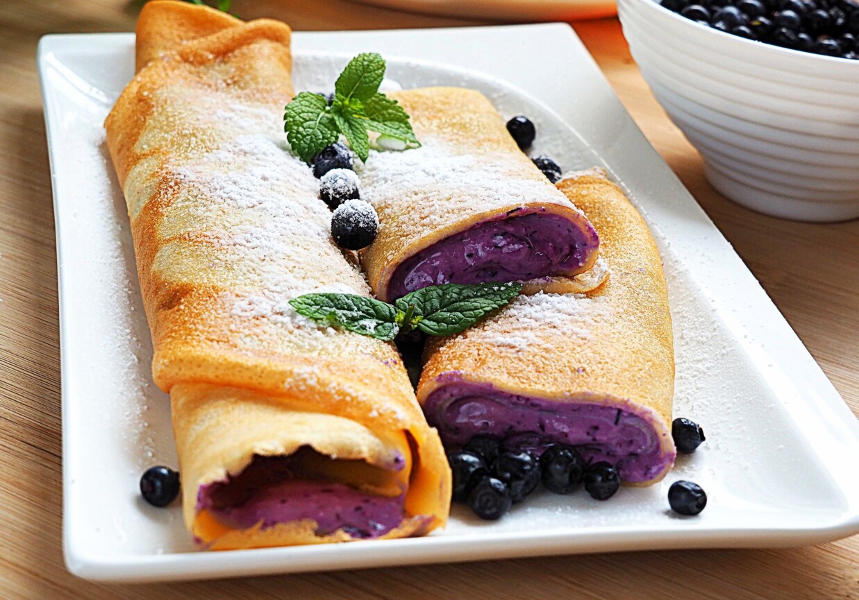 Naleśniki z soczewicy z serem i jagodami foto