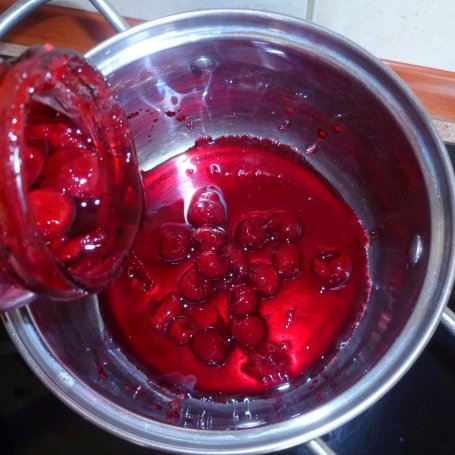 Krok 4 - Naleśniki z sokiem pomarańczowym i frużeliną wiśniową foto