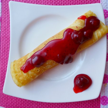 Krok 8 - Naleśniki z sokiem pomarańczowym i frużeliną wiśniową foto
