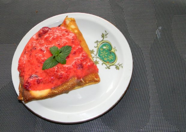 Fotografia przedstawiająca Naleśniki z sosem truskawkowym