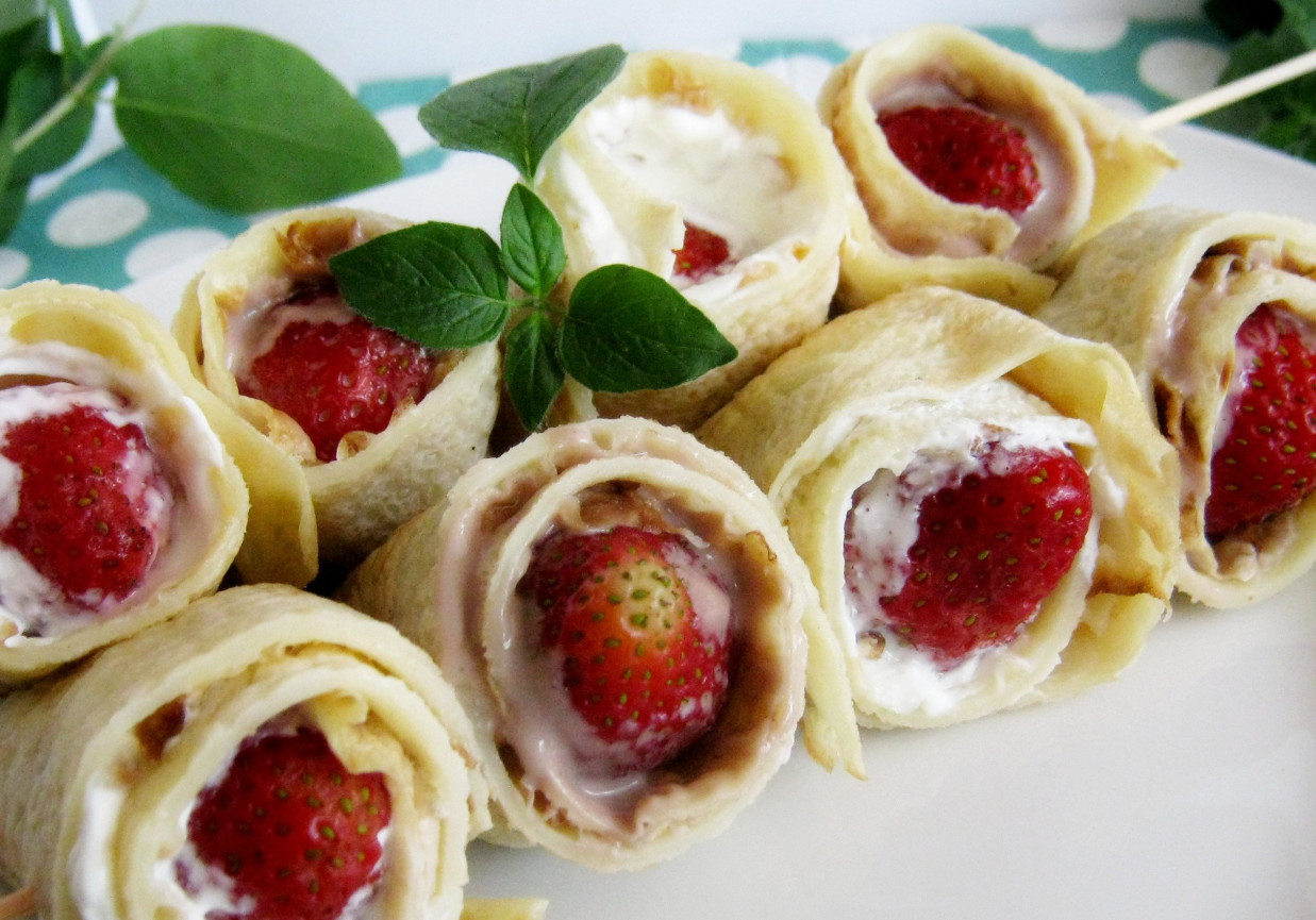 Naleśniki z truskawkami na patyku foto