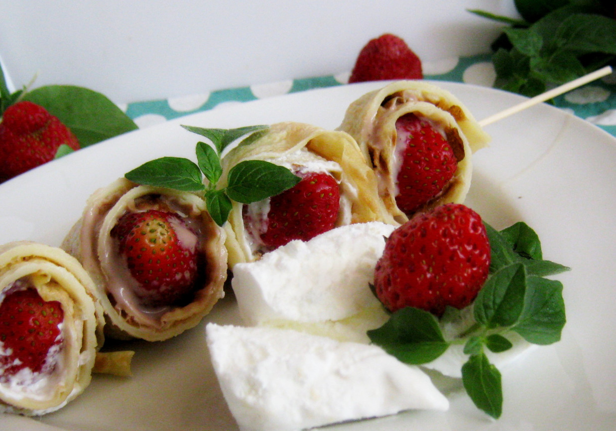 Naleśniki z truskawkami na patyku foto