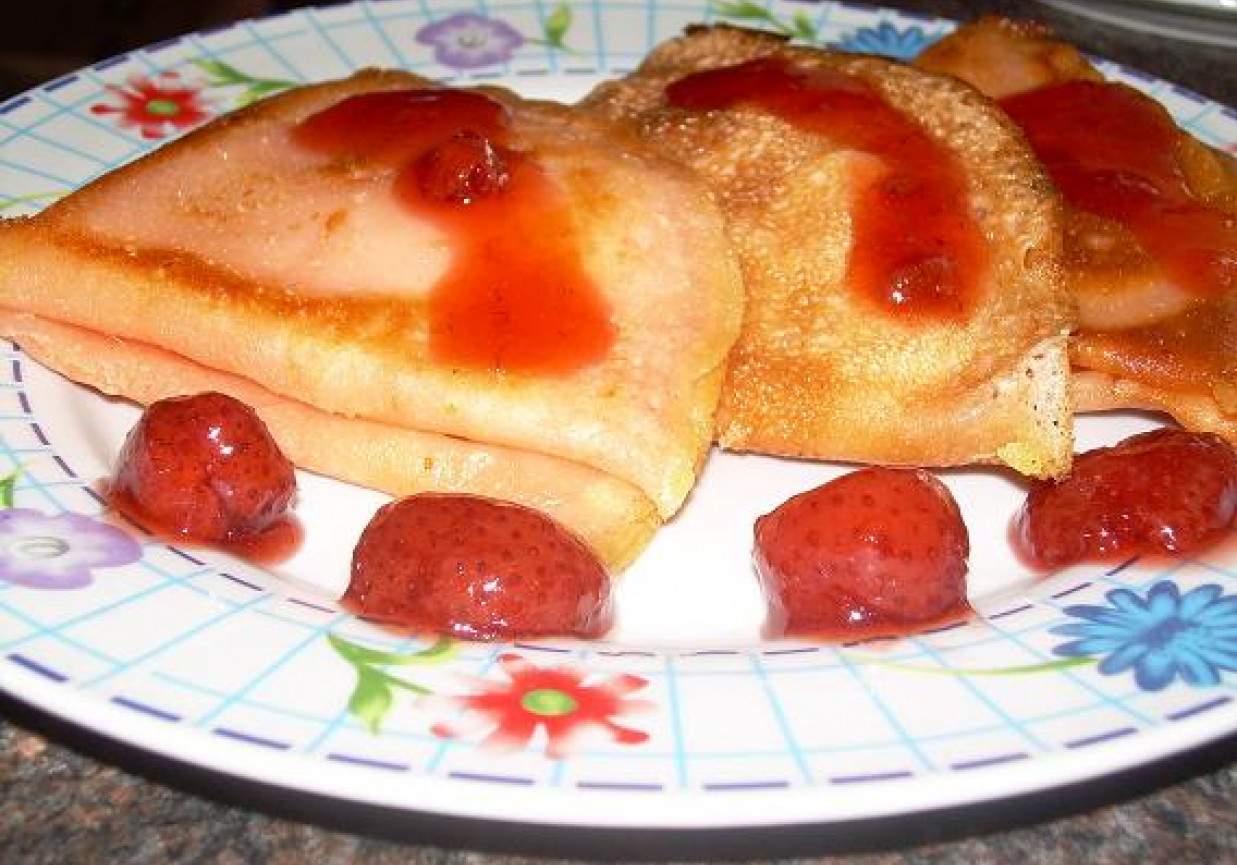NALEŚNIKI Z TWAROŻKIEM I TRUSKAWKAMI foto