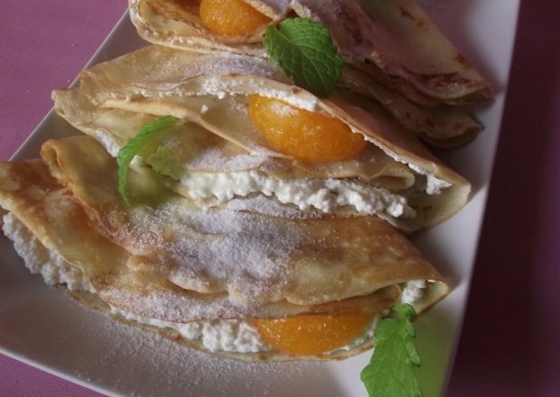 Fotografia przedstawiająca Naleśniki z waniliowym serem i mandarynkami z puszki