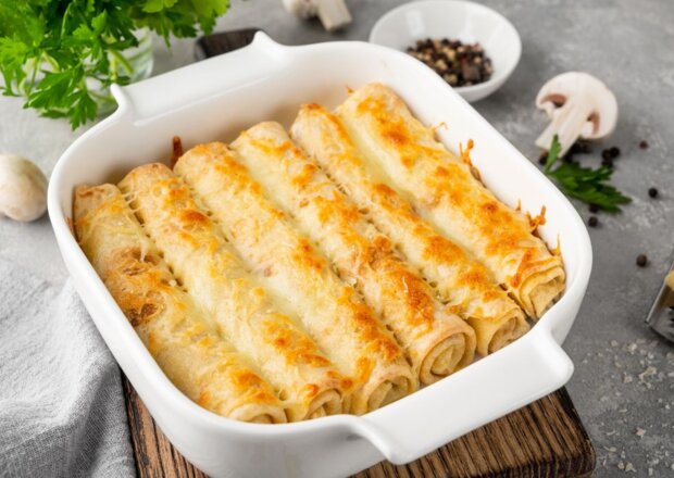 Fotografia przedstawiająca Naleśniki zapiekane z mozarellą