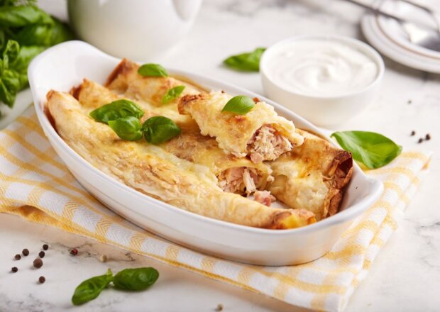 Fotografia przedstawiająca Naleśniki zapiekane z tuńczykiem, serem żółtym i jajkiem