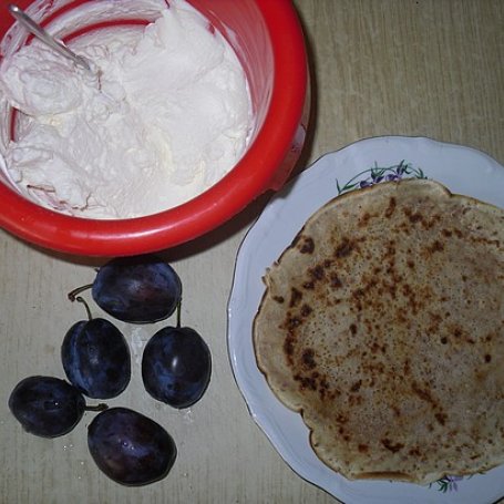 Krok 1 - Naleśniki ze śliwkami foto