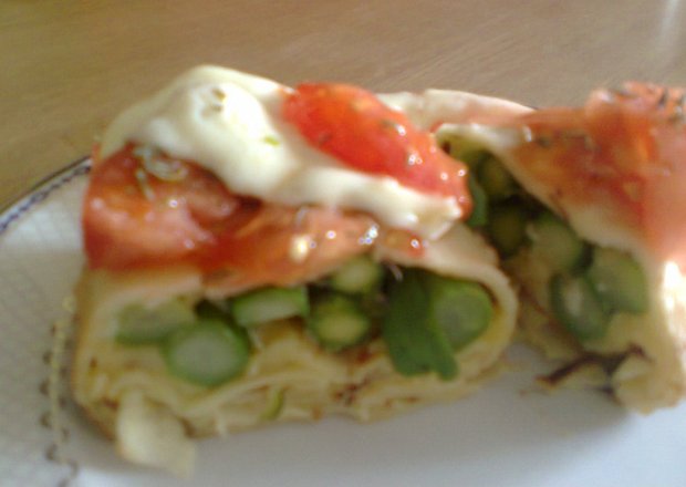 Fotografia przedstawiająca Naleśniki ze szparagami, mozzarellą i pomidorami