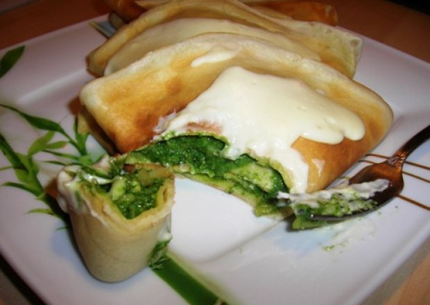 Fotografia przedstawiająca Naleśniki ze szpinakiem, brokułem i serami