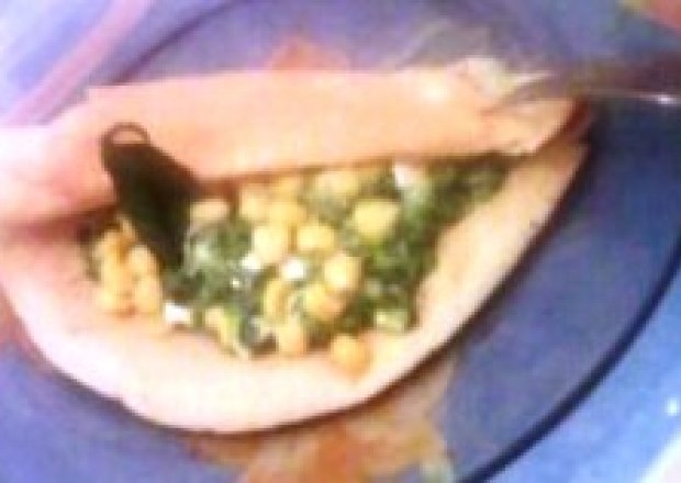 Fotografia przedstawiająca Naleśniki ze szpinakiem, fetą i kukurydzą.