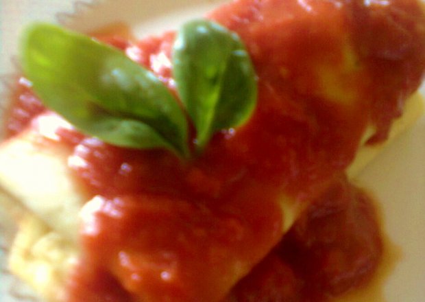 Fotografia przedstawiająca Naleśniki ze szpinakiem i fetą w sosie pomidorowym