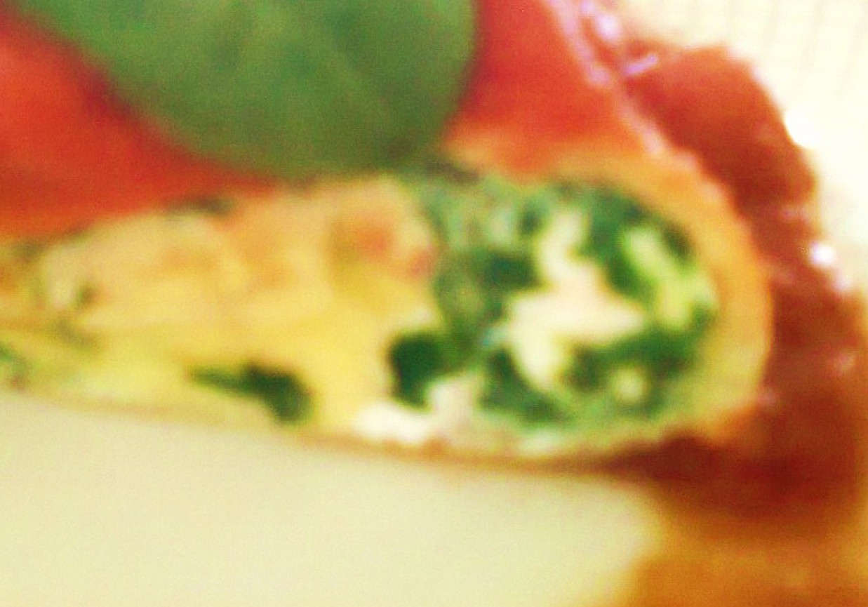 Naleśniki ze szpinakiem i fetą w sosie pomidorowym foto