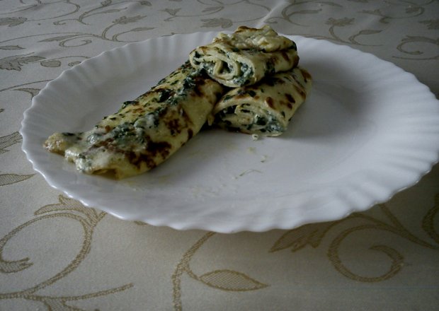 Fotografia przedstawiająca naleśniki ze szpinakiem i serem feta
