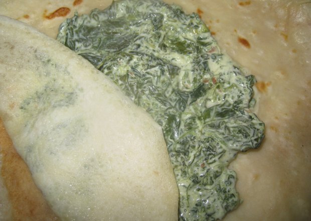 Fotografia przedstawiająca naleśniki ze szpinakiem i serem fetą