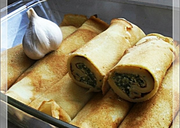 Fotografia przedstawiająca Naleśniki ze szpinakiem i serem na orzechami