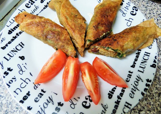 Fotografia przedstawiająca Nalesniki ze szpinakiem, pieczarkami,serem feta oraz kotletami z czerwonej soczewicy