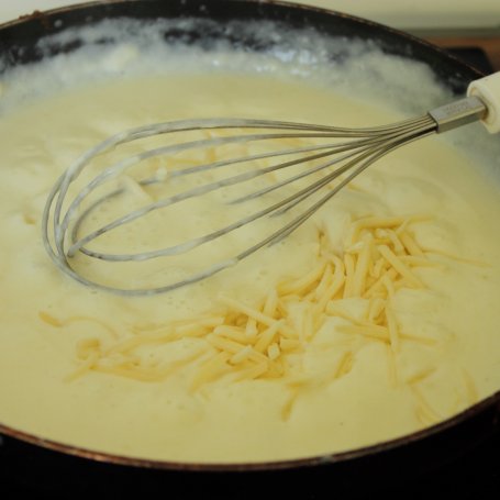 Krok 5 - Naleśniki żytnie z farszem zapiekane w sosie serowym foto