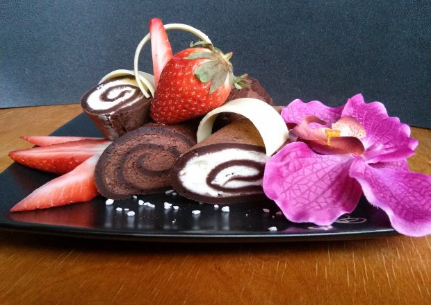 Fotografia przedstawiająca Naleśnikowe Cannelloni z musem czekoladowym