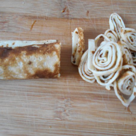 Krok 2 - Naleśnikowe spaghetti z truskawkami i miętą foto