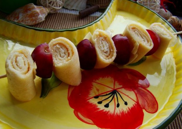 Fotografia przedstawiająca Naleśnikowe szaszłyki z winogonem