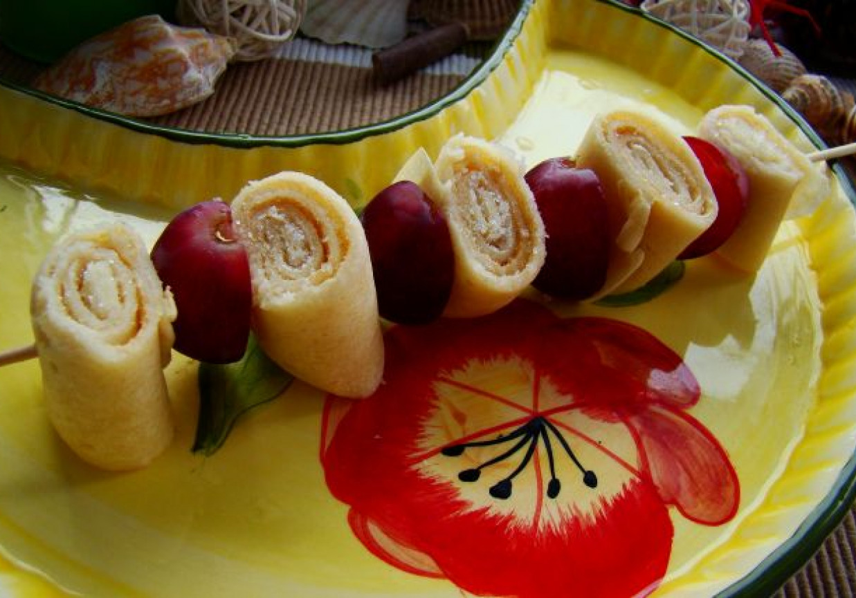 Naleśnikowe szaszłyki z winogonem foto