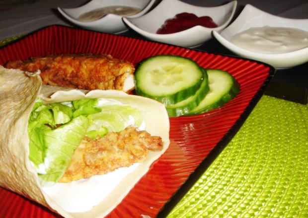 Fotografia przedstawiająca Naleśnikowe tortille z kurczakiem gyros, sosem czosnkowym i świeżymi warzywami