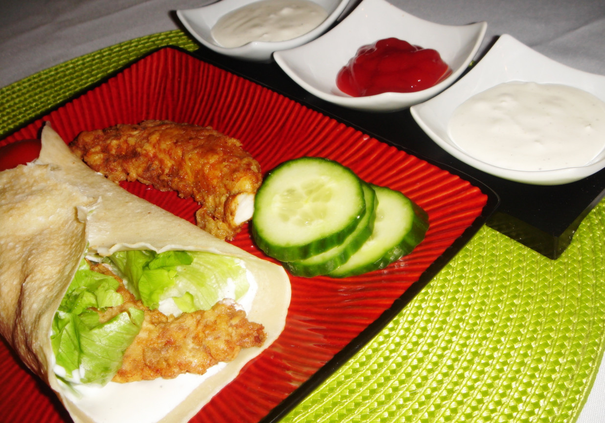Naleśnikowe tortille z kurczakiem gyros, sosem czosnkowym i świeżymi warzywami foto
