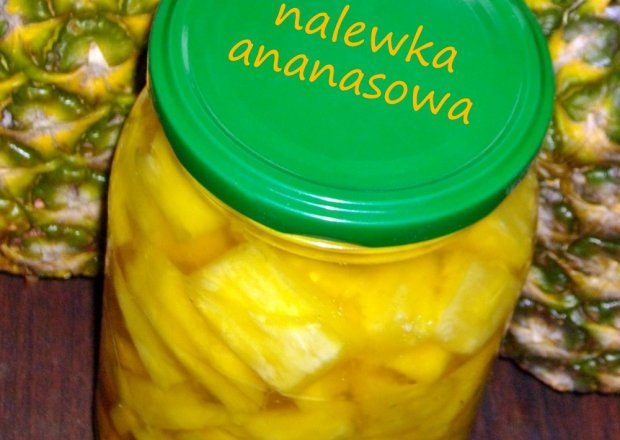 Fotografia przedstawiająca Nalewka ananasowa z cukrem trzcinowym