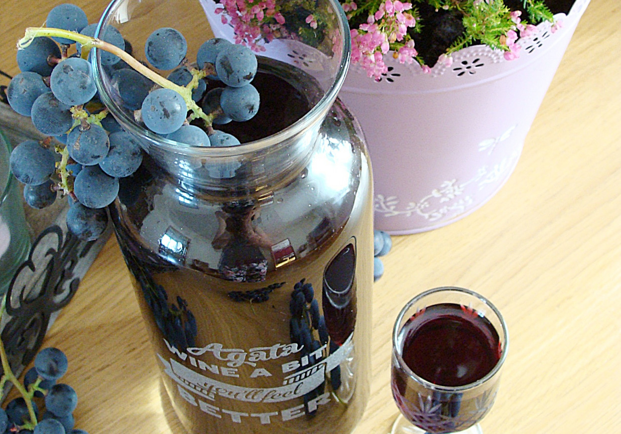 Nalewka z ciemnych winogron foto