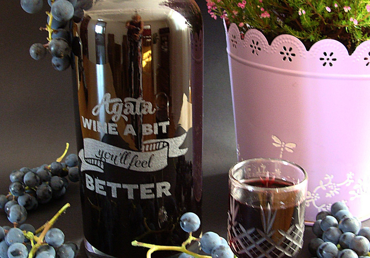 Nalewka z ciemnych winogron foto