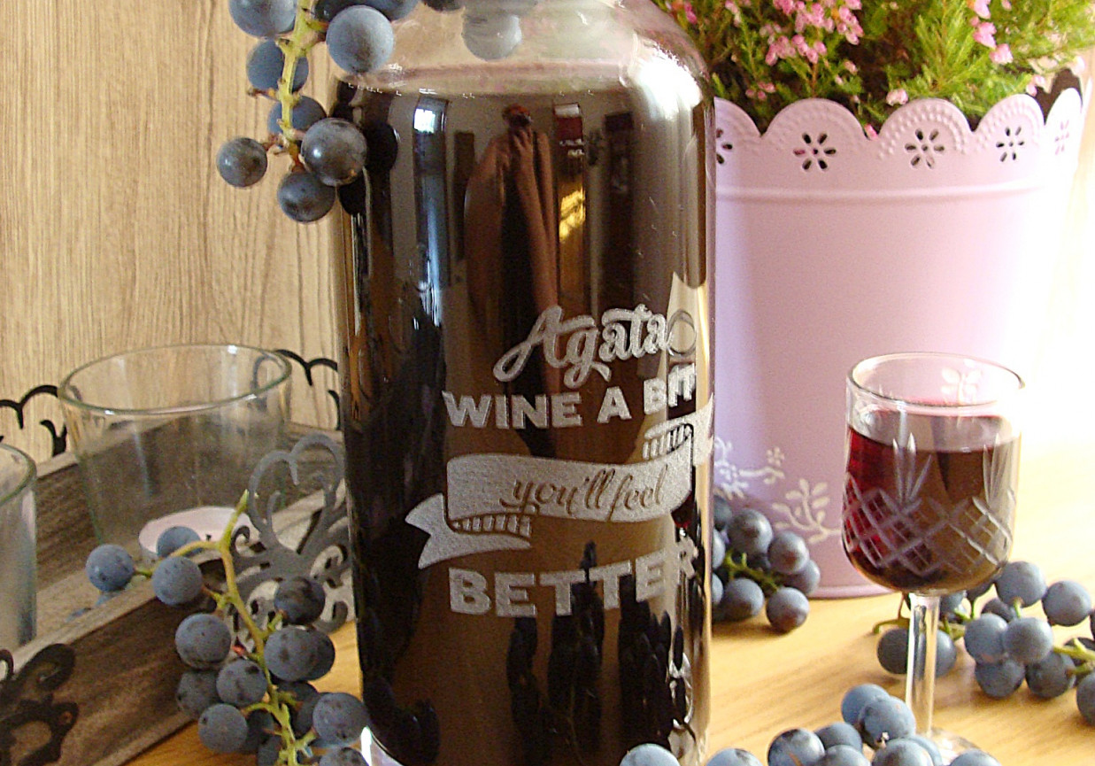 Nalewka z ciemnych winogron foto