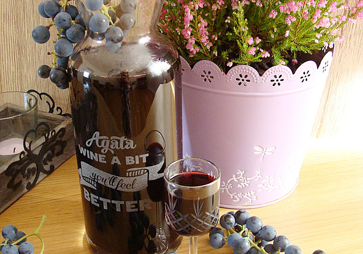 Nalewka z ciemnych winogron foto
