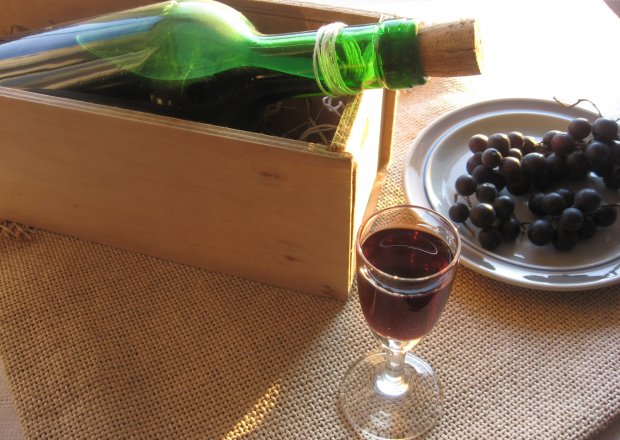 Fotografia przedstawiająca Nalewka z ciemnych winogron