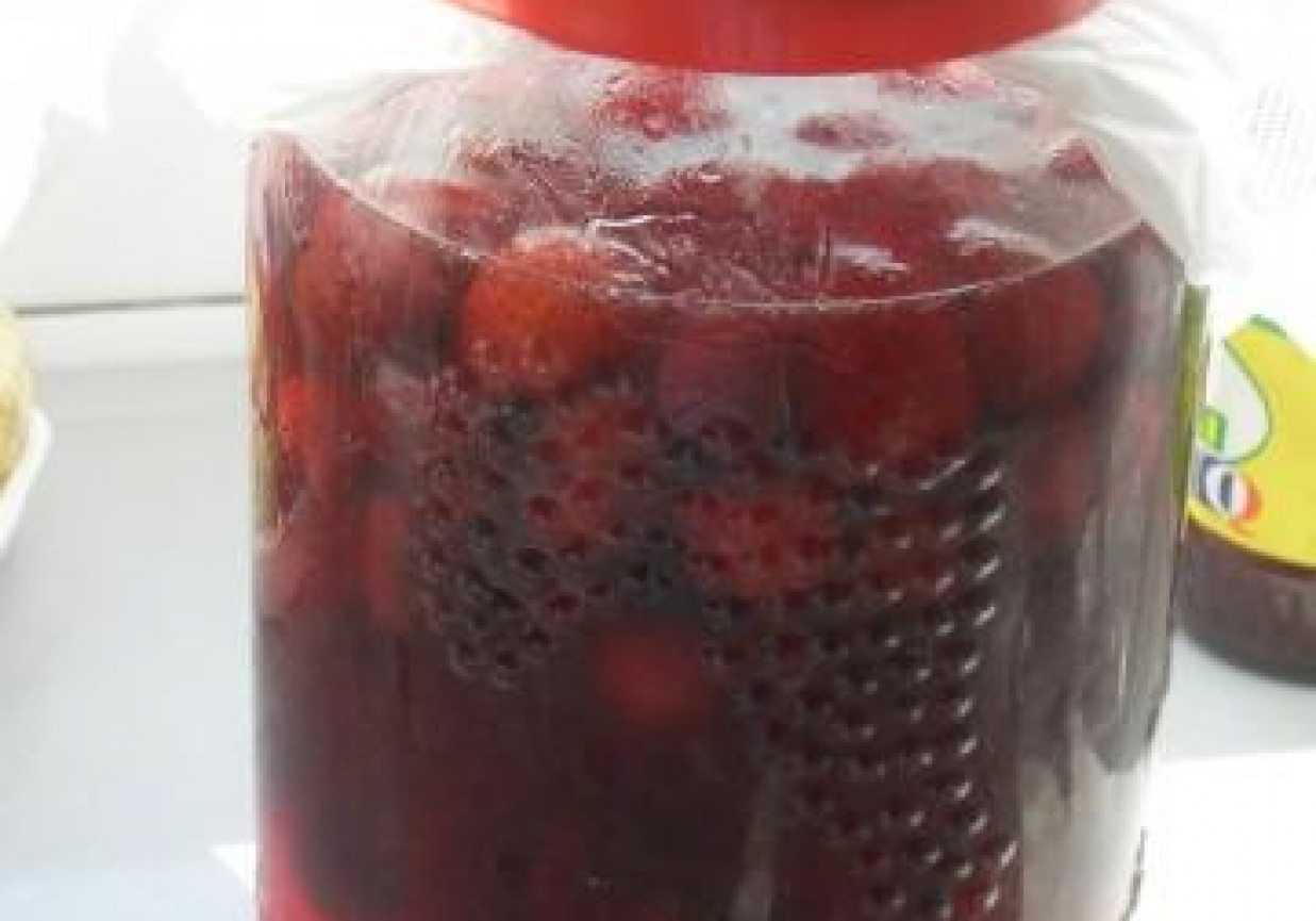 Nalewka z truskawek wytrawna lub deserowa foto