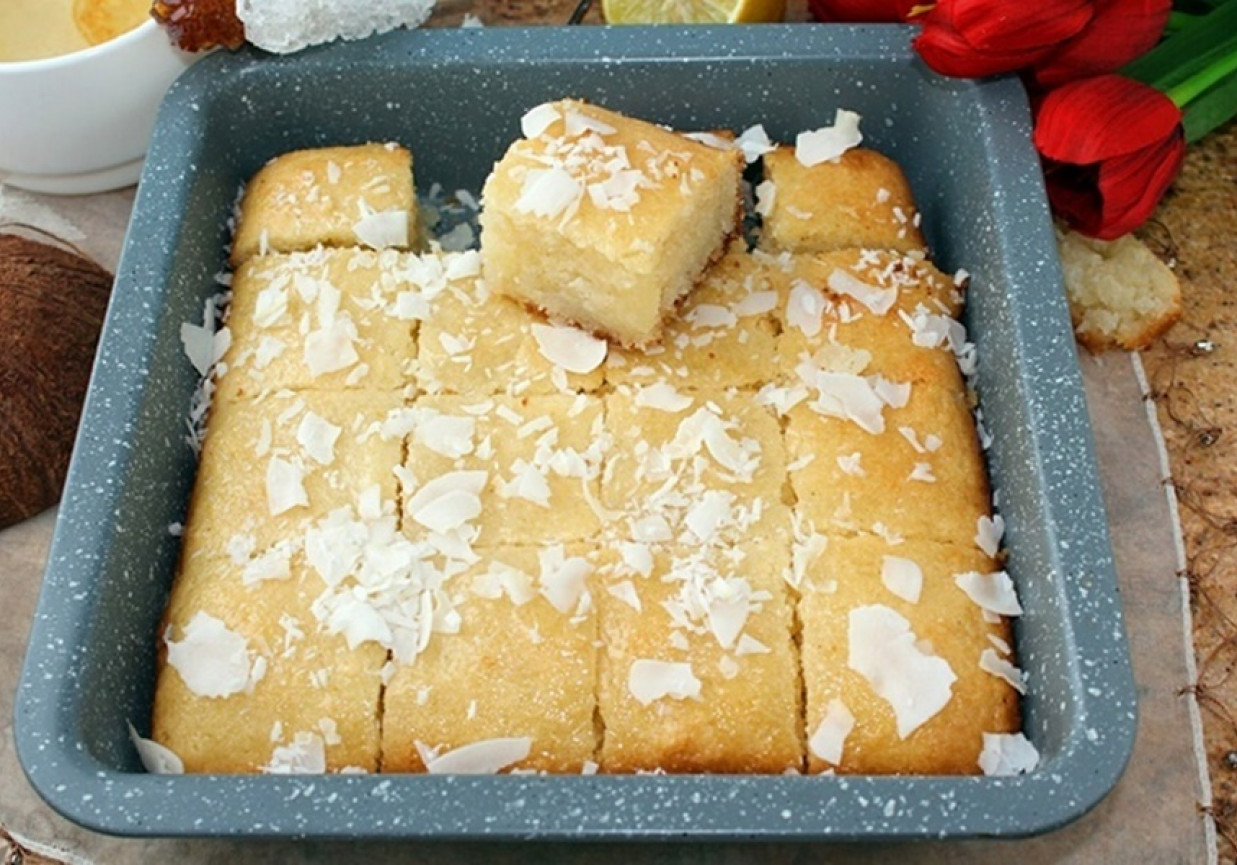 Namoura - arabskie ciasto z kaszy manny i wiórek kokosowych (bez jajek i mąki)  foto