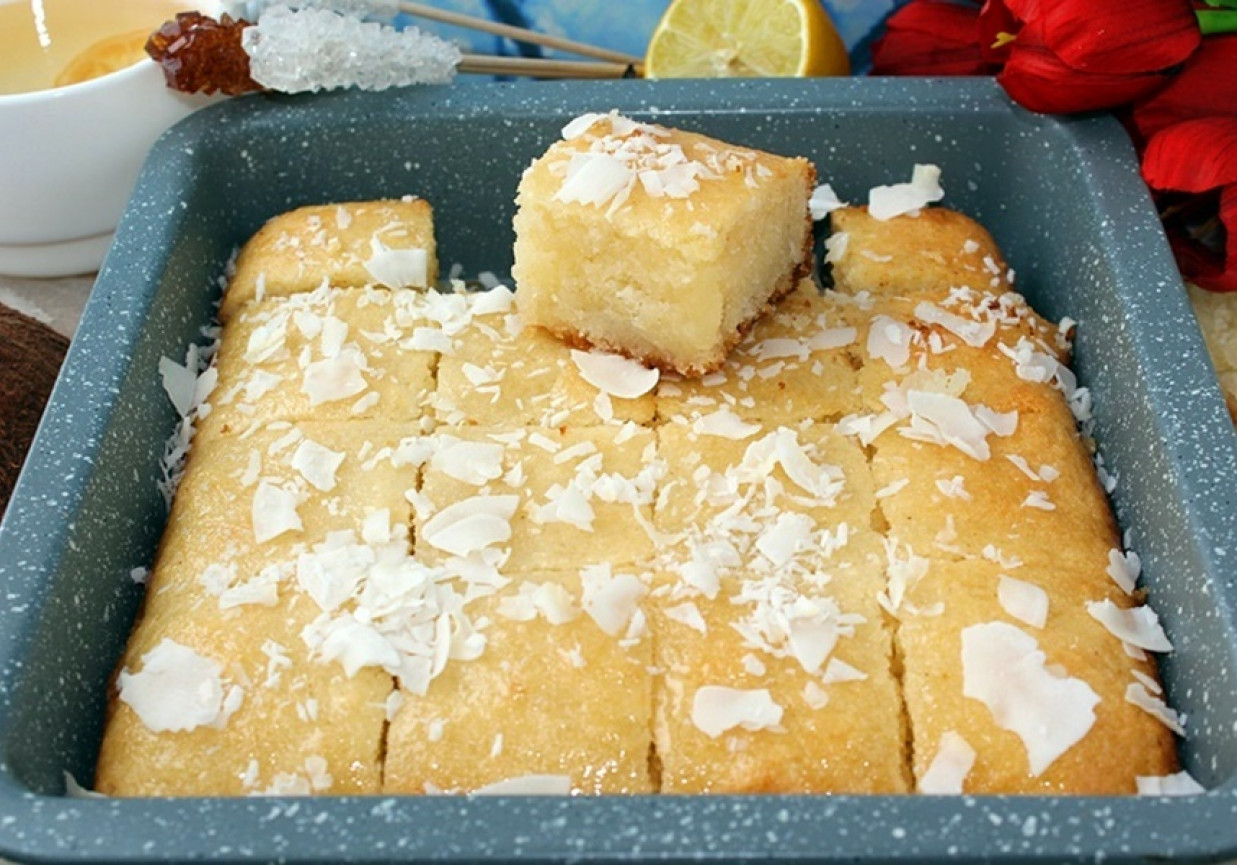 Namoura - arabskie ciasto z kaszy manny i wiórek kokosowych (bez jajek i mąki)  foto