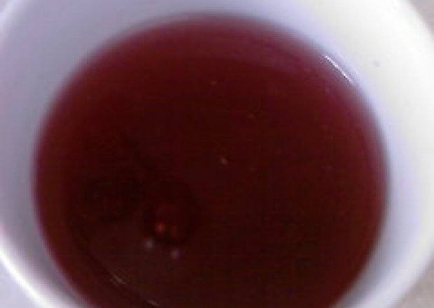 Fotografia przedstawiająca napar z czarnych jagód