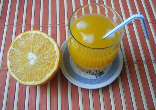 Fotografia przedstawiająca Napój agrestowo pomarańczowy.