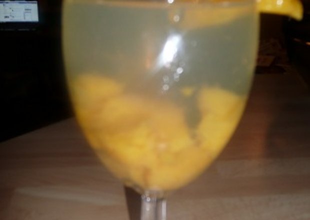 Fotografia przedstawiająca napój ananasow- brzoskwiniowy